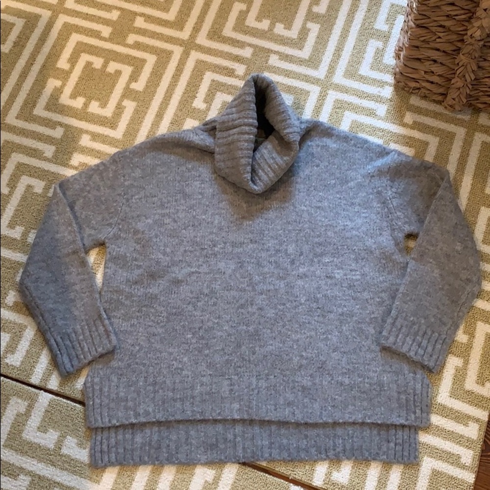 Karlie gray sweater size small